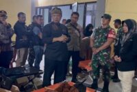 Anggota Komisi IV DPR RI, Dr. H. Dadang M. Naser, S.H., M.I.Pol., saat mengunjungi korban keracunan MBG di GOR Kecamatan Cipongkor KBB, Jumat 26 September 2025 (foto: Abdul Kholilulloh)