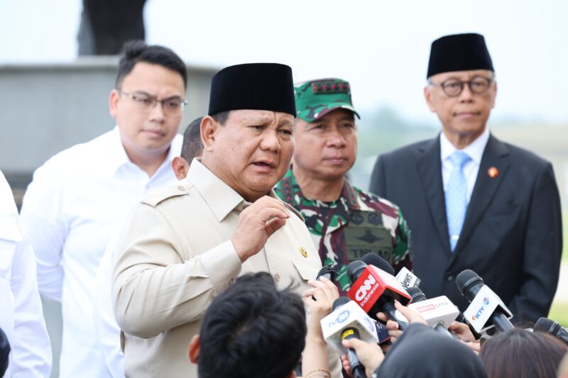 Presiden RI Prabowo Subianto tiba di Bandara Halim Perdanakusuma Jakarta langsung melakukan konferensi pers usai lawatan ke luar negeri (foto: sekretariat kabinet RI)