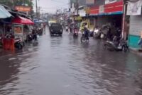 Banjir kembali merendam jalan utama Lembang, Kabupaten Bandung Barat, Senin (29/8/2025), (foto: tangkap layar video viral: @lembangnews)