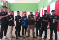 Komandan Garda Sakti Sekata KBB, Asep Sutejo/tengah berswafoto dengan para pengurus Garda Sakti Sekata Karang Taruna KBB (foto: Abdul Kholilulloh)