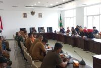 Forbat melakukan audiensi dengan DPRD KBB dan Pemkab Bandung Barat,atasi krisis di Lembang, Senin 15 September 2025, (foto: Abdul Kholilulloh)