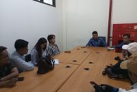 Eks Kepala Cabang dan karyawan PT Amarta Sayap Merah (Honda Amarta) Cabang Padalarang melapor ke Disnaker KBB (foto: Abdul Kholilulloh)