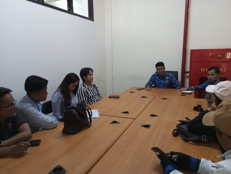 Eks Kepala Cabang dan karyawan PT Amarta Sayap Merah (Honda Amarta) Cabang Padalarang melapor ke Disnaker KBB (foto: Abdul Kholilulloh)