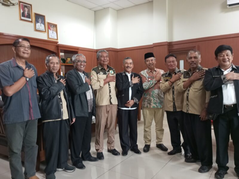 Wakil Bupati Bandung Barat, Asep Ismail didampingi Sekda KBB Ade Zakir menerima audiensi dengan P4KBB membahas soal percepatan pembangunan flyover Cimareme, Rabu 17 September 2025 (foto: Abdul Kholilulloh)
