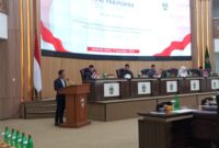 Ketua Komisi I DPRD KBB, Sandi Supyandi saat membacakan berita acara di hadapan Pimpinan DPRD KBB dan Bupati Bandung Barat Jeje Ritchie Ismail, digedung DPRD KBB Jumat 19 September 2025 (foto: Abdul Kholilulloh)