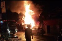 Kebakaran di Kampung Kiara Payung, Desa Mekarsari, Kecamatan Ngamprah, Kabupaten Bandung Barat (KBB), pada Jumat malam (3/10/2025). foto: Abdul Kholilulloh
