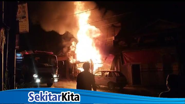 Kebakaran di Kampung Kiara Payung, Desa Mekarsari, Kecamatan Ngamprah, Kabupaten Bandung Barat (KBB), pada Jumat malam (3/10/2025). foto: Abdul Kholilulloh 