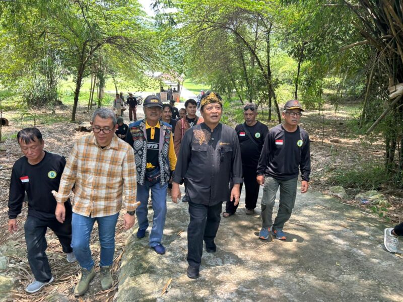 Anggota Komisi IV DPR RI, Dr. H. Dadang M. Naser, S.H., S.IP., M.I.Pol., didampingi Sekda KBB, Ade Zakir saat menghadiri acara sarasehan P4KBB yang digelar di wisata Sanghyang Kenit Kecamatan Cipatat, Sabtu 4 Oktober 2025 (foto: Abdul Kholilulloh)