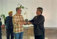Sekda KBB, Ade Zakir secara simbolis menerima bibit pohon dari Anggota Komisi IV DPR RI, M. Dadang Naser di acara sarah sehan P4KBB, di wisata Sanghyang Kenit, kecamatan Cipatat, Sabtu (4/10/2025). Foto: Abdul Kholilulloh