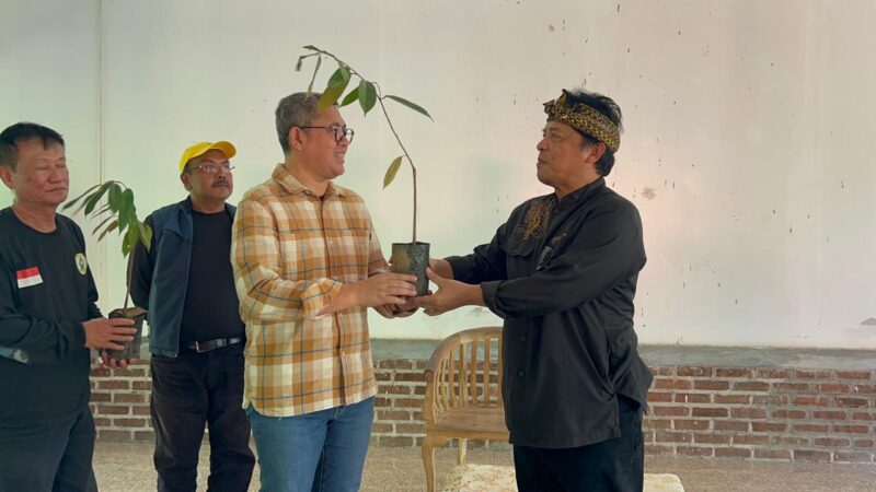 Sekda KBB, Ade Zakir secara simbolis menerima bibit pohon dari Anggota Komisi IV DPR RI, M. Dadang Naser di acara sarah sehan P4KBB, di wisata Sanghyang Kenit, kecamatan Cipatat, Sabtu (4/10/2025). Foto: Abdul Kholilulloh 