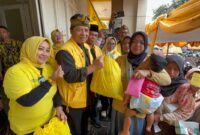 Anggota Komisi IV DPR RI, Dr. H. Dadang M. Naser, S.H., S.IP., M.I.Pol., dan ketua DPD Partai Golkar KBB, Dadan Supardan membagikan paket sembako murah di HUT Golkar ke-61 (foto: Abdul Kholilulloh)