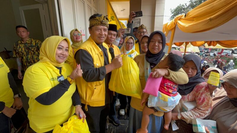 Anggota Komisi IV DPR RI, Dr. H. Dadang M. Naser, S.H., S.IP., M.I.Pol., dan ketua DPD Partai Golkar KBB, Dadan Supardan membagikan paket sembako murah di HUT Golkar ke-61 (foto: Abdul Kholilulloh)