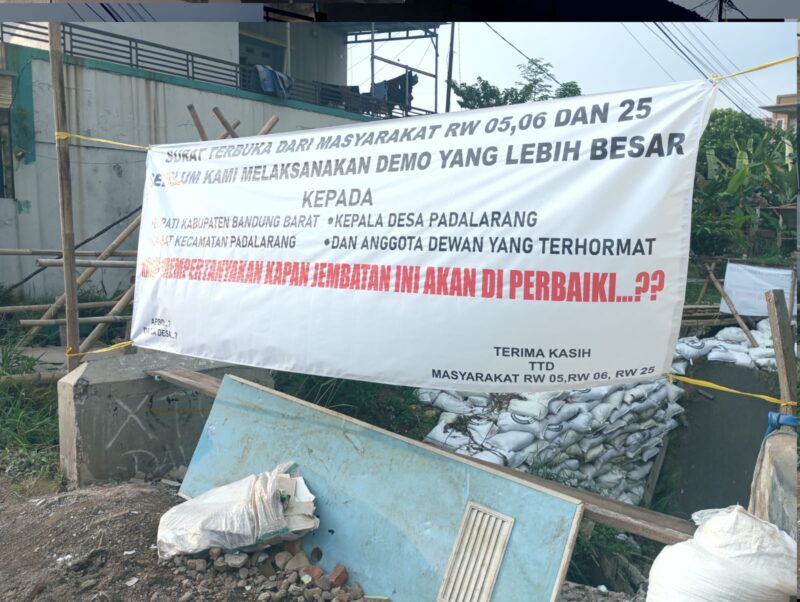 Jembatan ambruk Kampung Sukamaju, Desa Padalarang sebelum diperbaiki (foto: Abdul Kholilulloh)