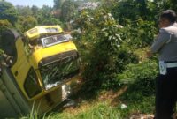 Truk box terjun ke jurang
di Jl. Cihanjuang Rahayu, Kecamatan Parongpong, Kabupaten Bandung Barat (KBB), Jumat (10/10/2025) dini hari (foto: Abdul Kholilulloh)