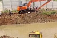 Satu unit ekskavator yang digunakan untuk proyek normalisasi Situ Ciburuy, Kecamatan Padalarang, Kabupaten Bandung Barat (KBB) dilaporkan ambles hingga tenggelam ke dalam lumpur (foto: Abdul Kholilulloh)