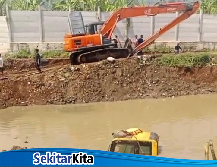 Satu unit ekskavator yang digunakan untuk proyek normalisasi Situ Ciburuy, Kecamatan Padalarang, Kabupaten Bandung Barat (KBB) dilaporkan ambles hingga tenggelam ke dalam lumpur (foto: Abdul Kholilulloh)