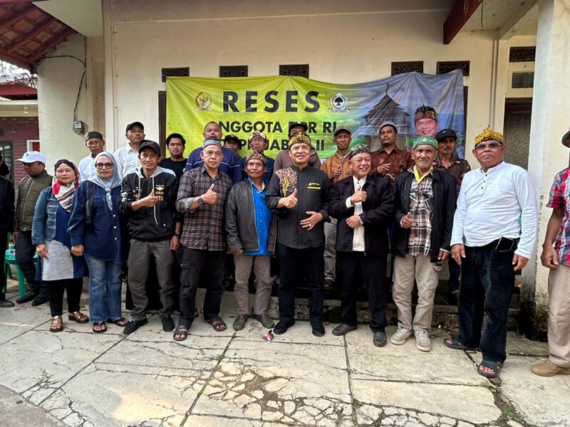 Anggota DPR RI Fraksi Partai Golkar Komisi IV, Dr. H. Dadang M. Naser, S.H., S.I.P., M.I.Pol, melaksanakan kegiatan reses di Kampung Bungur, RT 02/RW 22, Desa Sirnajaya, Kecamatan Gununghalu, Kabupaten Bandung Barat (KBB), pada Ahad, 12 Oktober 2025. foto: Abdul Kholilulloh 