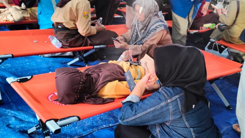 Kasus keracunan massal akibat program Makan Bergizi Gratis (MBG) di SMP Negeri 1 Cisarua, Desa Kertawangi, Kecamatan Cisarua, Kabupaten Bandung Barat (KBB). Foto: Abdul Kholilulloh 