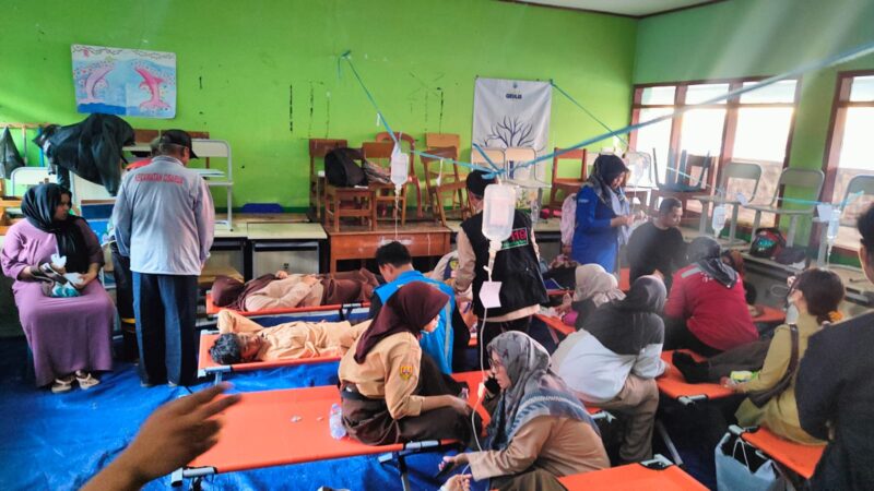 Korban keracunan masal MBG SMPN 1 Cisarua, Kecamatan Cisarua, Kabupaten Bandung Barat (KBB) bertambah menjadi 161 siswa (foto: Abdul Kholilulloh)