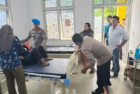 Aksi tanggap personel Seksi Profesi dan Pengamanan (Si Propam) Polres Samosir menyelamatkan koran kecelakaan (foto: Ronald/sekitarkita.id)