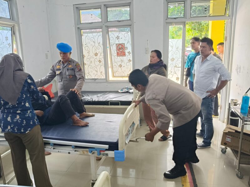 Aksi tanggap personel Seksi Profesi dan Pengamanan (Si Propam) Polres Samosir menyelamatkan koran kecelakaan (foto: Ronald/sekitarkita.id)