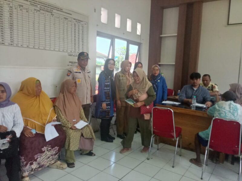 Pemerintah Kelurahan Tanjungmekar melaksanakan kegiatan pembagian Kartu Keluarga Sejahtera (KKS) kepada masyarakat penerima manfaat (KPM), pada Selasa 14 Oktober 2025. Foto: Andyka Nugraha 