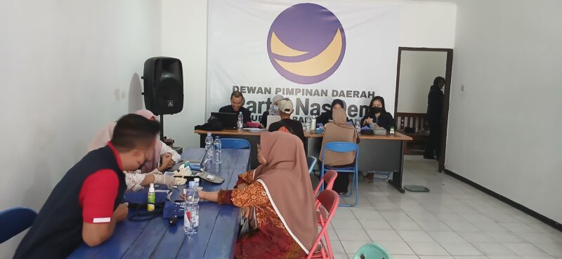 Dalam rangka memperingati Hari Ulang Tahun (HUT) ke-14 Partai NasDem yang bertepatan dengan Hari Santri Nasional, Dewan Pimpinan Daerah (DPD) Partai NasDem Kabupaten Bandung Barat (KBB) menggelar kegiatan Cek Kesehatan Gratis bagi masyarakat. Foto: dok. NasDem KBB 