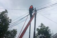 Warga dekat Perkantoran, Kelurahan Tanjung Mekar, Kecamatan Karawang Barat, dikejutkan dengan munculnya percikan api dari tiang listrik di dua titik lokasi, Selasa (21/10/2025). Foto: Andyka Nugroho