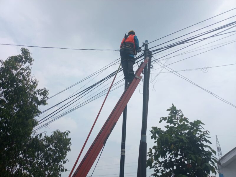 Warga dekat Perkantoran, Kelurahan Tanjung Mekar, Kecamatan Karawang Barat, dikejutkan dengan munculnya percikan api dari tiang listrik di dua titik lokasi, Selasa (21/10/2025). Foto: Andyka Nugroho 