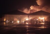 Kebakaran hebat melanda area PT Dame Alam Sejahtera yang berlokasi di Jalan Raya Proklamasi, Kampung Kaceot, Kelurahan Tunggak Jati, Kecamatan Karawang Barat, Kabupaten Karawang, pada pukul 22.00 WIB, Kamis (23/10/2025) malam. Foto: Andyka Nugroho 