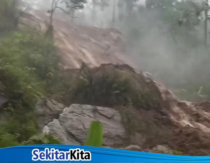Longsor disebabkan derasnya hujan di Kampung Gintung RT 04 RW 07, Desa Cibenda, Kecamatan Cipongkor KBB, Jumat 24 Oktober 2025 (foto: istimewa)