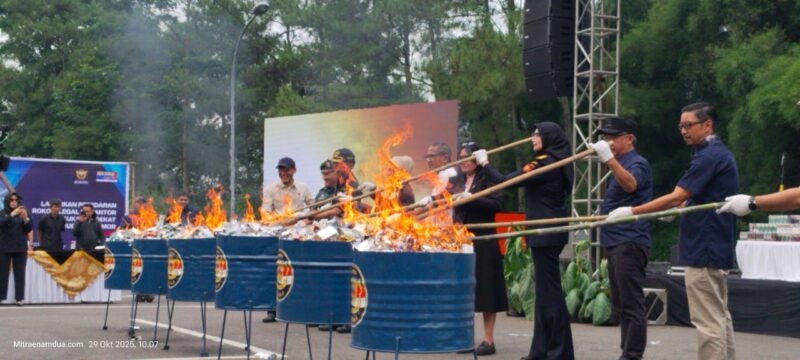 Direktorat Jenderal Bea dan Cukai (DJBC) Kantor Wilayah Jawa Barat melaksanakan pemusnahan rokok ilegal di Kota Baru Padalarang Kabupaten Bandung Barat (foto: Abdul Kholilulloh)