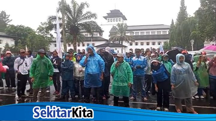 Para buruh dari kawasan industri Batujajar bergerak menuju Gedung Sate, Kota Bandung (foto: dok. FSPMI KBB)