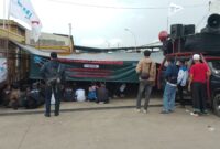 Ratusan buruh tergabung dalam Serikat FSPMI melakukan aksi damai memasang tenda depan PT Namasindo Plas, Batujajar KBB, Jumat 31 Oktober 2025 (foto: Abdul Kholilulloh)