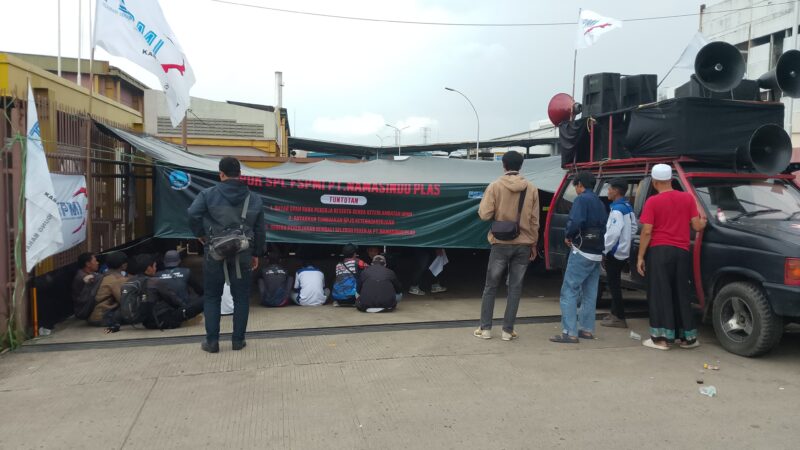 Ratusan buruh tergabung dalam Serikat FSPMI melakukan aksi damai memasang tenda depan PT Namasindo Plas, Batujajar KBB, Jumat 31 Oktober 2025 (foto: Abdul Kholilulloh)