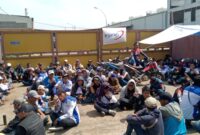 Ratusan buruh PT Namasindo Plas dirikan tenda Keprihatinan tuntut pembayaran upah di jalan industri Batujajar, kecamatan Batujajar, Kabupaten Bandung Barat (KBB), Jumat 31 Oktober 2025 (foto: Abdul Kholilulloh)