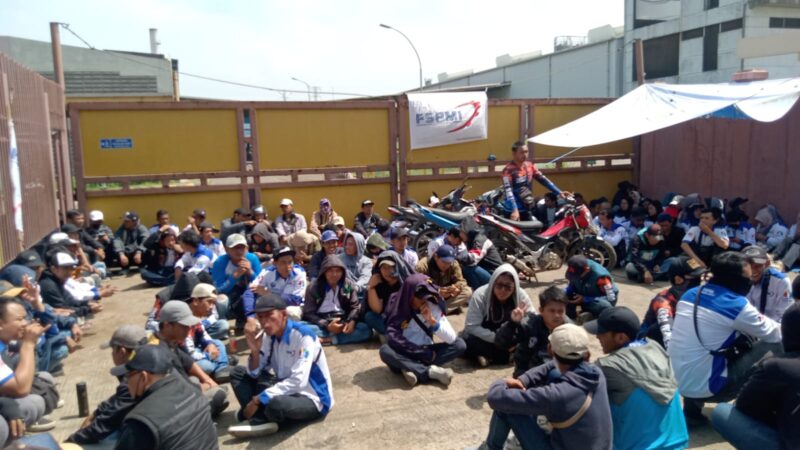 Ratusan buruh PT Namasindo Plas dirikan tenda Keprihatinan tuntut pembayaran upah di jalan industri Batujajar, kecamatan Batujajar, Kabupaten Bandung Barat (KBB), Jumat 31 Oktober 2025 (foto: Abdul Kholilulloh)