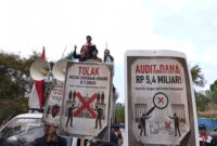 Gabungan Aliansi Masyarakat Bandung Barat menggelar aksi unjuk rasa di Kantor Bupati Bandung Barat pada Senin (13/10/2025). Foto: Abdul Kholilulloh