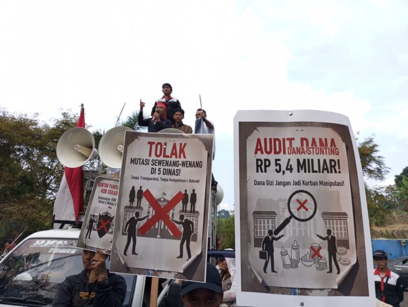 Gabungan Aliansi Masyarakat Bandung Barat menggelar aksi unjuk rasa di Kantor Bupati Bandung Barat pada Senin (13/10/2025). Foto: Abdul Kholilulloh