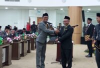 Dewan Perwakilan Rakyat Daerah (DPRD) Kabupaten Bandung Barat (KBB) resmi melantik Asep Miftah Sofwan, S.Ag sebagai anggota DPRD Pengganti Antar Waktu (PAW) dari Partai Golkar (foto: Abdul Kholilulloh)