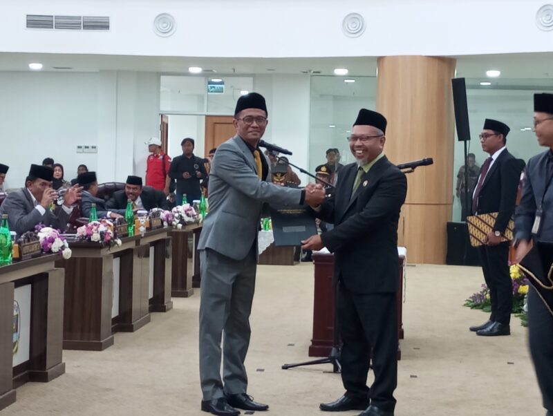 Dewan Perwakilan Rakyat Daerah (DPRD) Kabupaten Bandung Barat (KBB) resmi melantik Asep Miftah Sofwan, S.Ag sebagai anggota DPRD Pengganti Antar Waktu (PAW) dari Partai Golkar (foto: Abdul Kholilulloh)