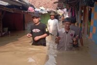 sedikitnya tujuh kecamatan terdampak banjir, termasuk Desa Karangasih, Kecamatan Cikarang Utara (foto: Muh. Bachtiar/sekitarkita.id)