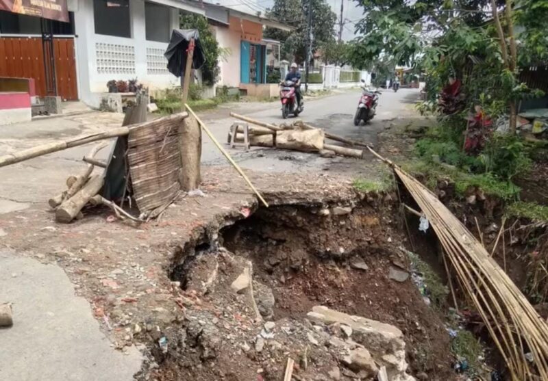 Jalan utama di Jl Raya Cililin, tepatnya di Kampung Sukatani RT03/RW05, Desa Cililin, mengalami amblas parah akibat longsor (foto: istimewa)