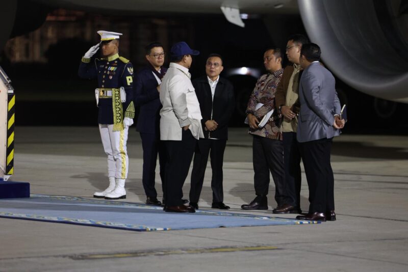 Upacara penyerahan surat rehabilitasi berlangsung di Pangkalan TNI AU Halim Perdanakusuma, Jakarta, pada Kamis (13/11/2025) dini hari (foto: presidenri.go.id)