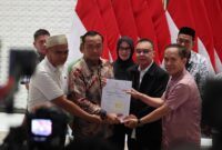 Presiden Republik Indonesia Prabowo Subianto resmi menandatangani surat pemberian rehabilitasi kepada dua guru dari Sulawesi Selatan, (foto: presidenri.go.id)