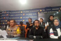 Kapolres Karawang AKBP Fiki N Ardiansyah didampingi Kasat Reskrim AKP Nazal Fawwaz melakukan konferensi pers di Mapolres Karawang, Senin 17 November 2025 (foto: Andyka Nugroho/ sekitarkita.id)