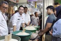 Bupati Bandung Barat, Jeje Ritchie Ismail blusukan ke pasar Tagog Padalarang, didampingi Dispernakan dan Disperindag, Sekda KBB (foto: Eki Koran Gala)
