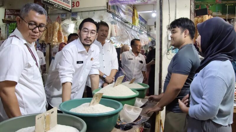 Bupati Bandung Barat, Jeje Ritchie Ismail blusukan ke pasar Tagog Padalarang, didampingi Dispernakan dan Disperindag, Sekda KBB (foto: Eki Koran Gala)