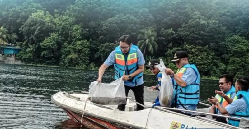 Bupati Bandung Barat, Jeje Ritchie Ismail menebar sebanyak 230.000 ekor benih ikan jenis nilem di perairan Waduk Cirata, Kecamatan Cipeundeuy (foto: Instagram @satgascitarum)