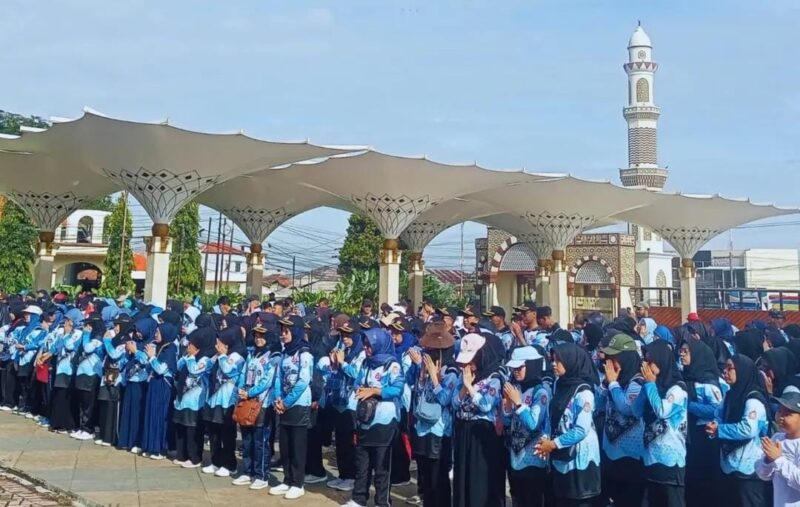 Peringatan Hari Ulang Tahun (HUT) Persatuan Guru Republik Indonesia (PGRI) ke-80 digelar meriah di Alun-Alun Cililin, Rabu (19/11/2025). Foto: Instagram kecamatan.cililin 